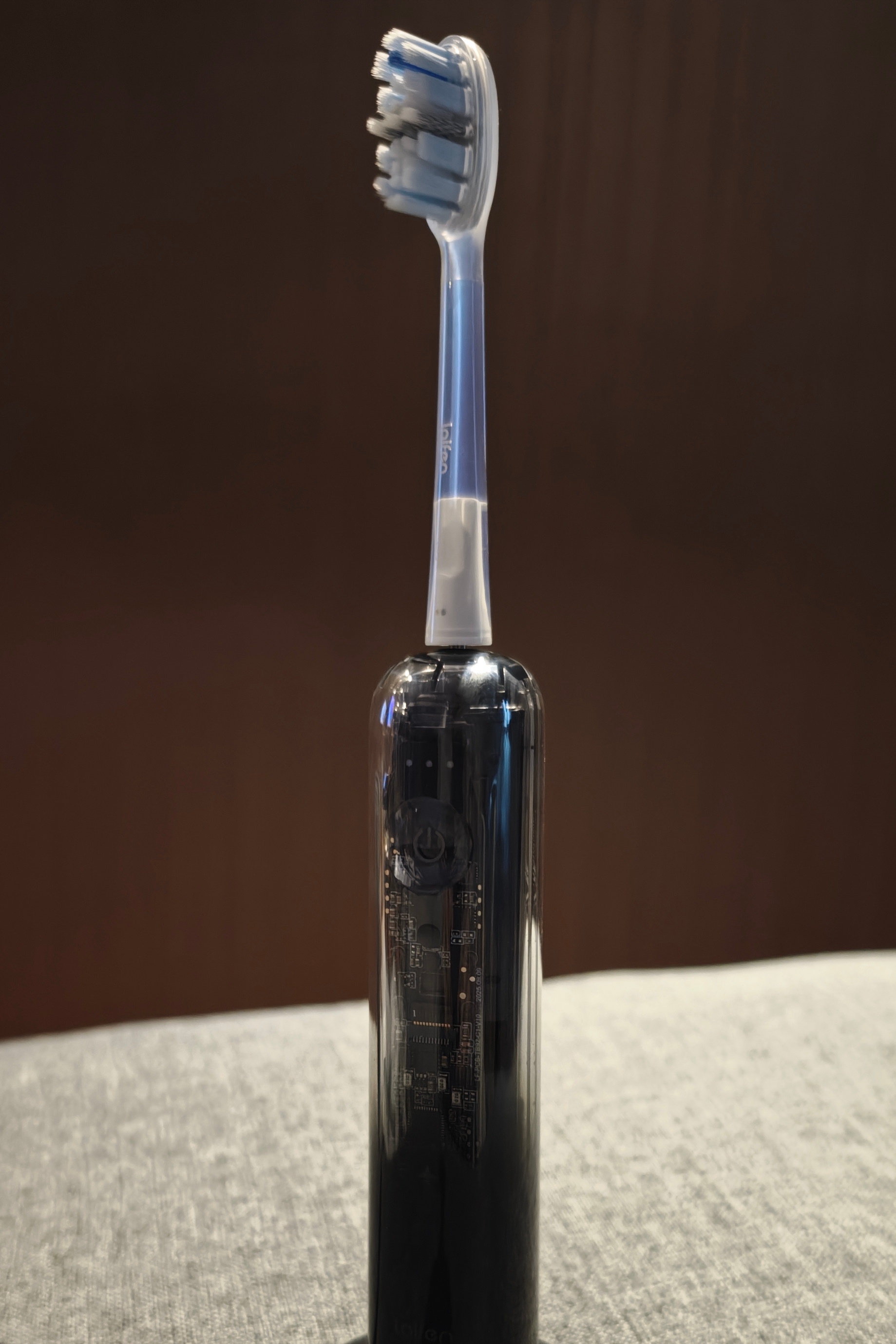 作为一个科技博主，我测过不少电动牙刷，但每次测评完还是会换回自己的，因为牙齿敏感