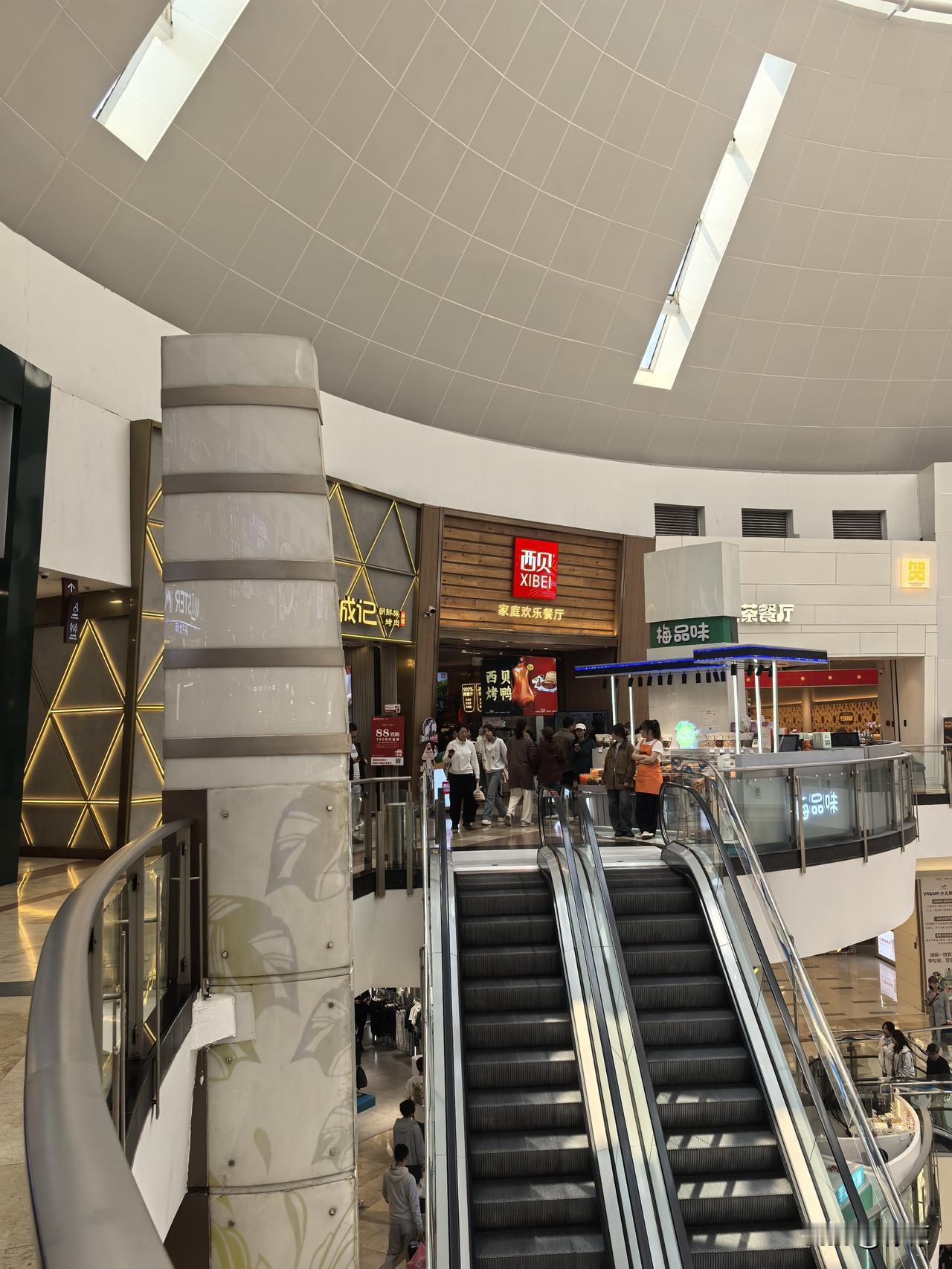 西贝的客流比起鼎盛时期确实少了很多，不过，还是有不少家长带着小朋友光顾。