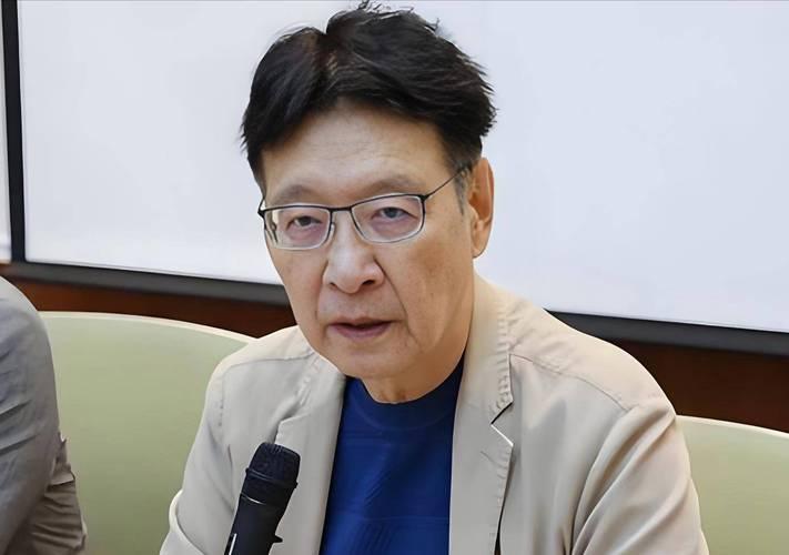 台湾“赵少康”在网络“视频”上哭嚷着脸说:网络上“大陆、台湾铺天盖地的骂我，我已