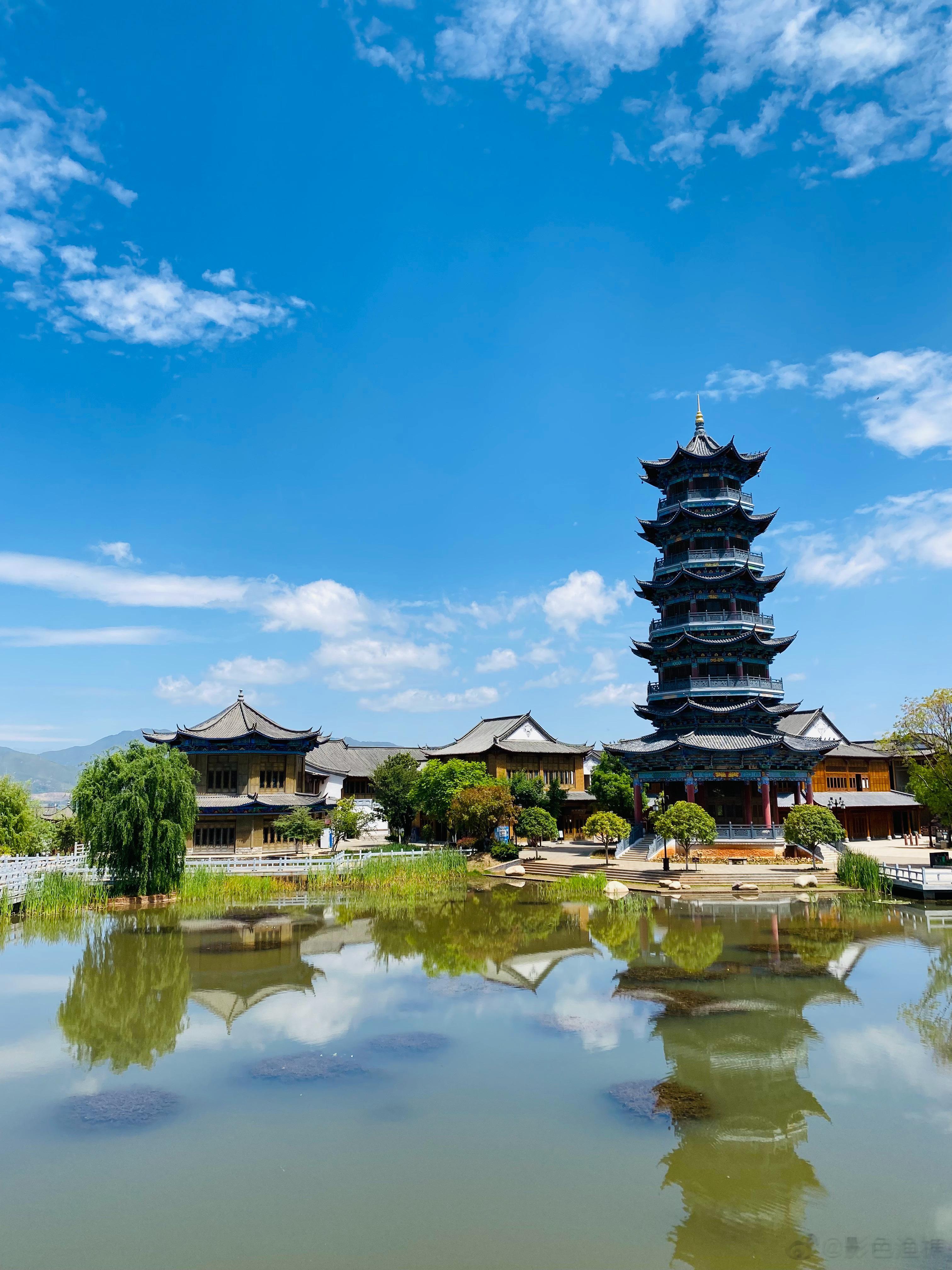#旅行[超话]# 旅游淡季，适宜错峰出行。驱车来到剑川木雕艺术小镇。人少，景美，