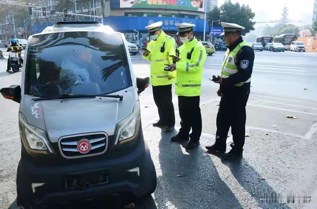 致敬阜阳交警！
交警同志，你们辛苦了！
连日来，阜阳交警部门于主城区采用“定点检