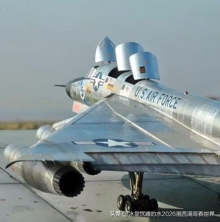 给大家分享一组世界各国空军首款最大飞行速度超过2倍音速的美国空军B-58“盗贼”