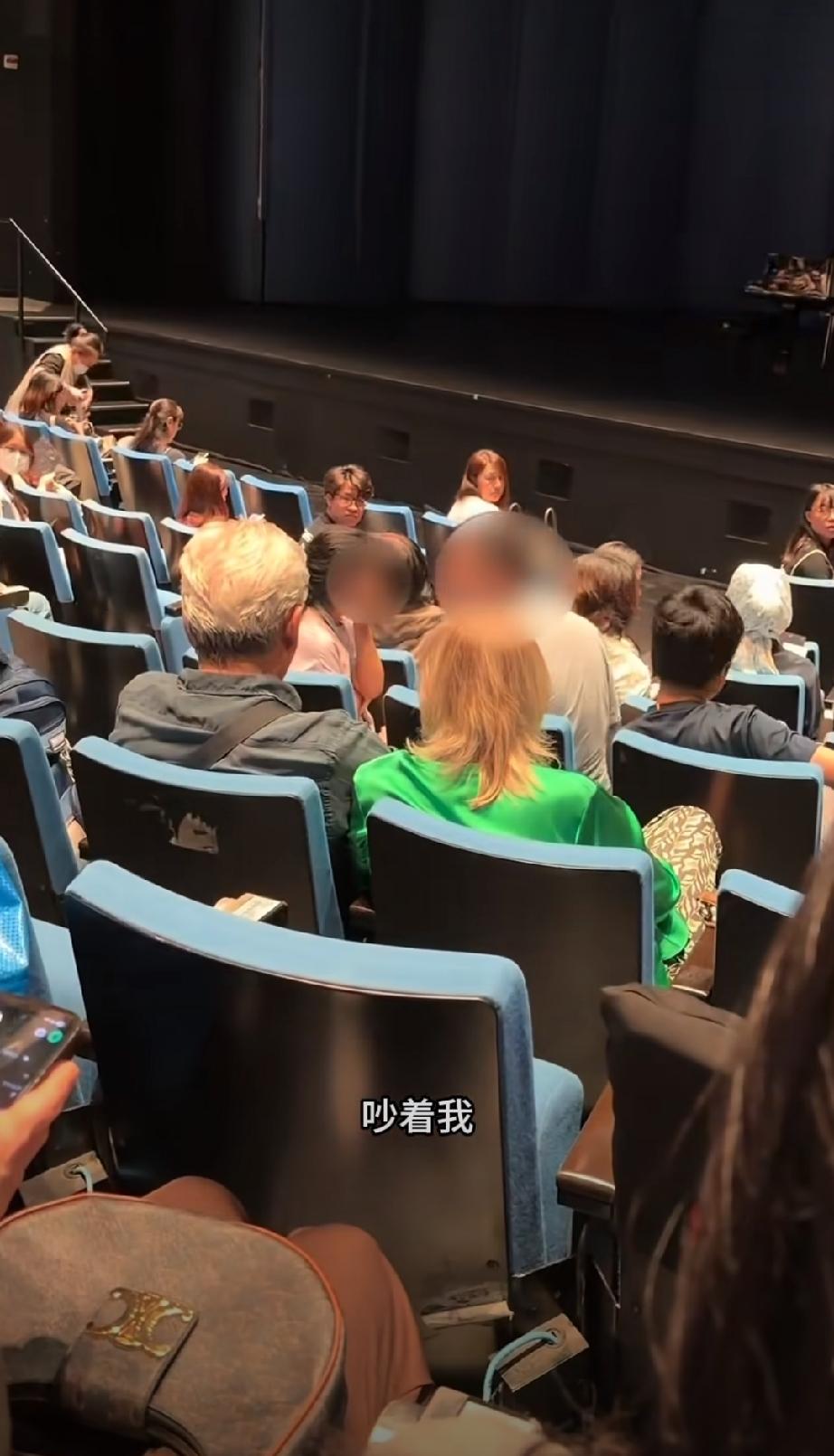 不是谁讲话大声就有道理的！

香港音乐会中场休息时候，后排女子指出在演出过程中，