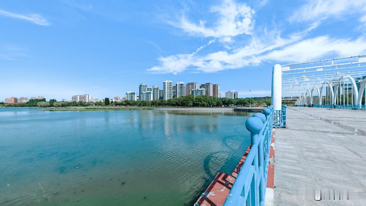 分享一张相册里随手拍的天空威海市文登区抱龙河的天空