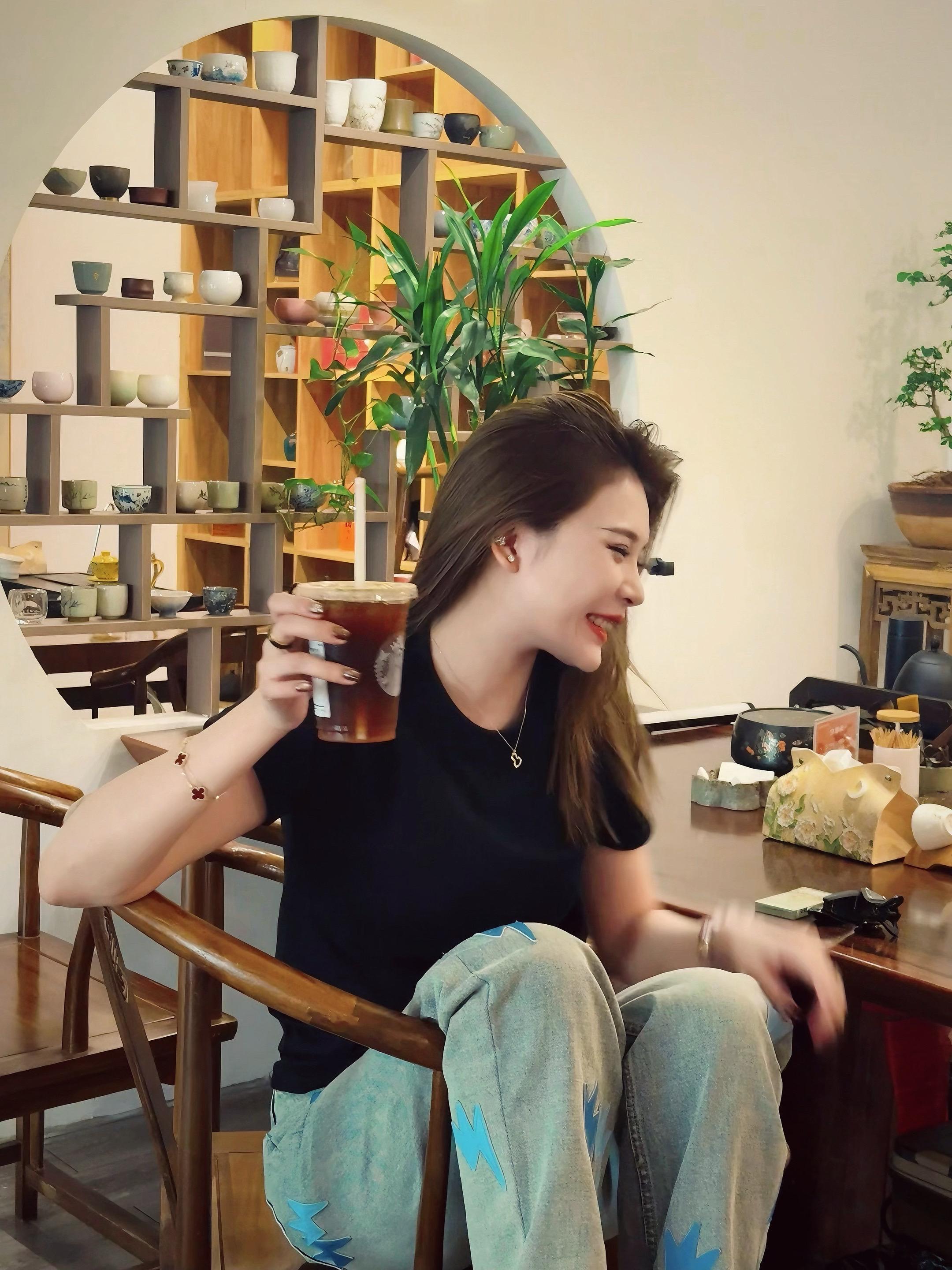 用真心对待任何人 但不执着于任何人 活在缘分中 而非关系里 ..