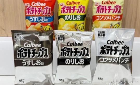 约占日本薯片市场七成的零食巨头卡乐比，把包装改了。
从原来的彩色改成了黑白色。