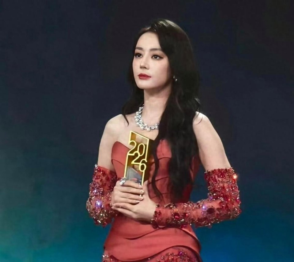 打拐剧创收视纪录！迪丽热巴凭《利剑玫瑰》摘CMG 大奖！！！ 