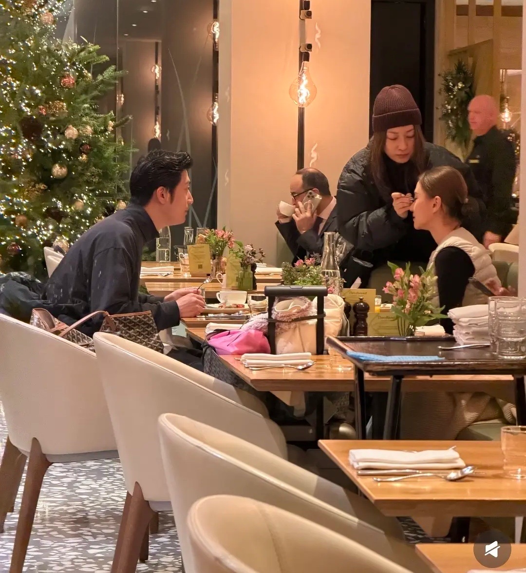 网友偶遇何超莲窦骁一起吃饭，俩人看起来感情很好 