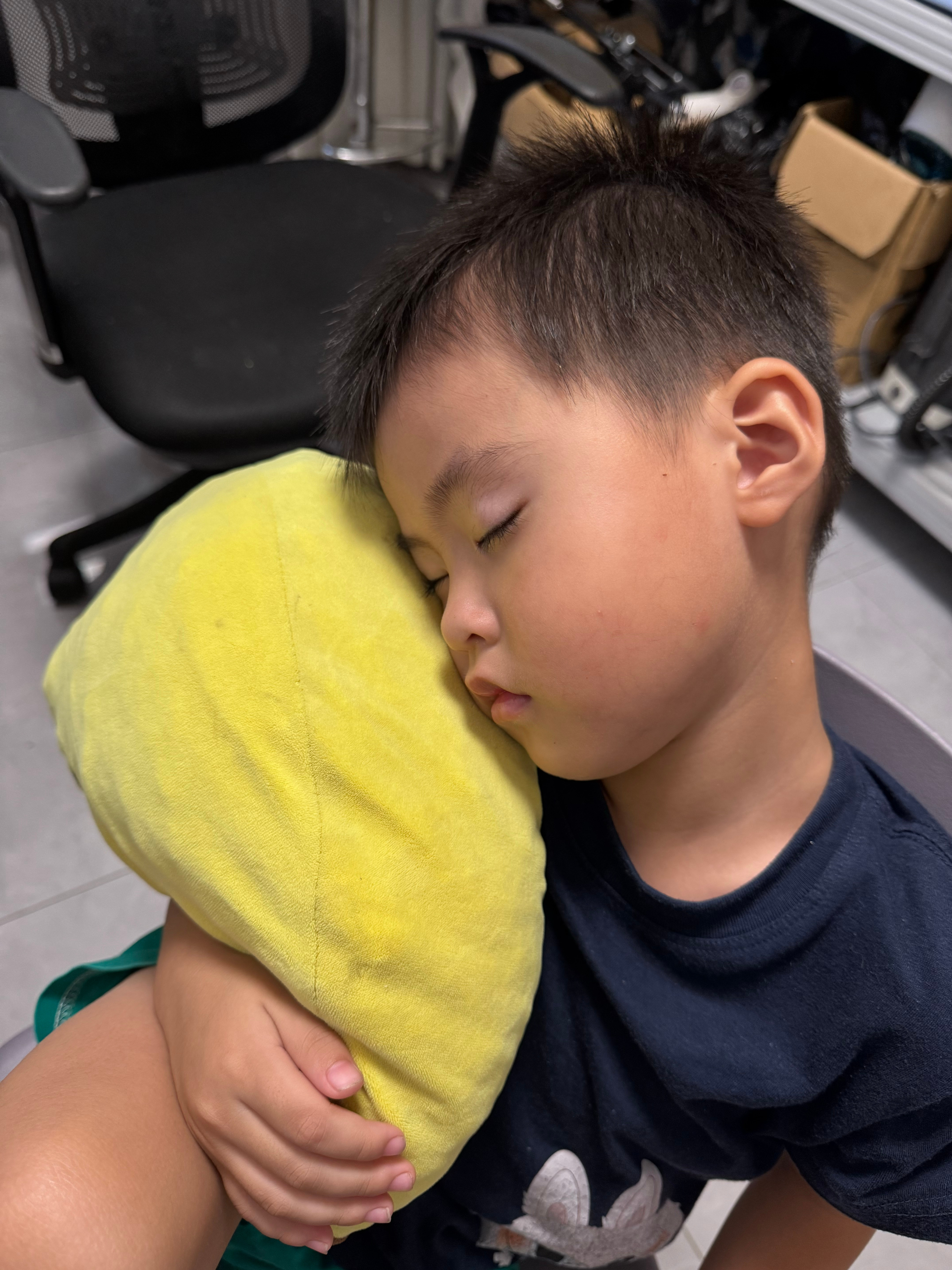 在椅子上枕着大香蕉就睡着了，昨晚做梦这小子被拐了，吓的一身冷汗，有没有懂解梦的？