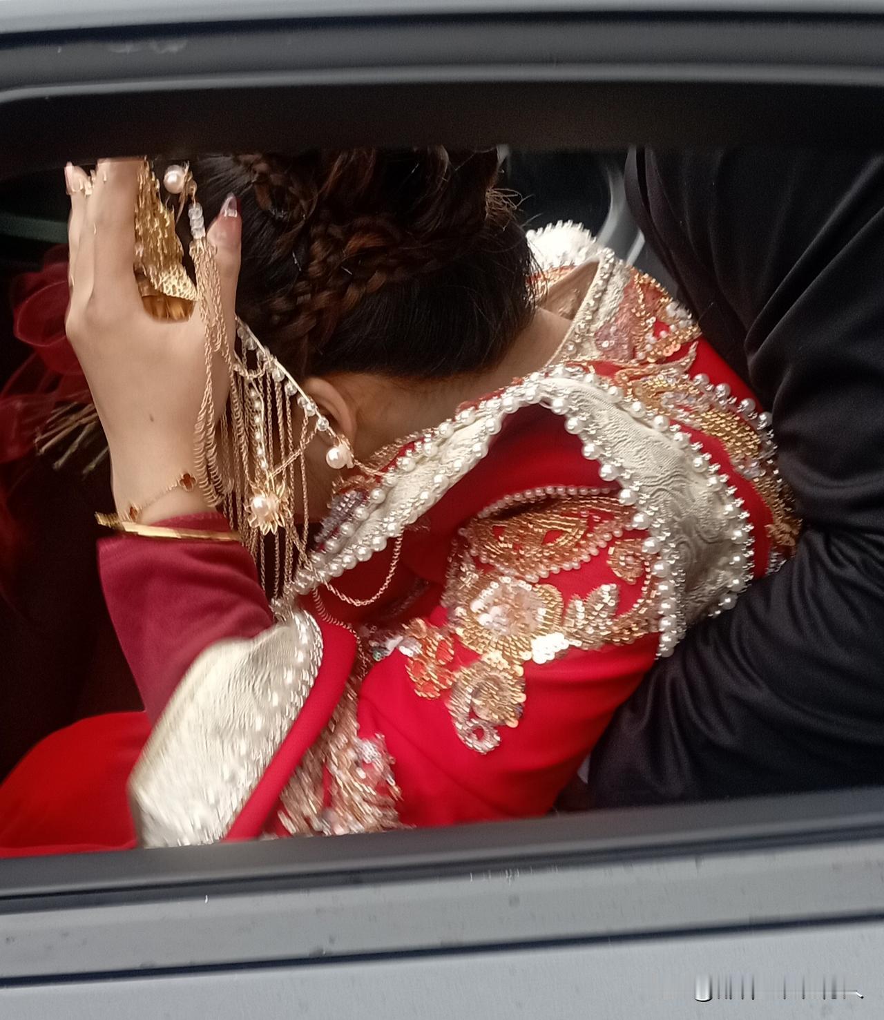 我们这代人，兄弟姊妹都很多。每当有闺女出嫁的头天晚，总能听到母女哭嫁的声音，娘哭