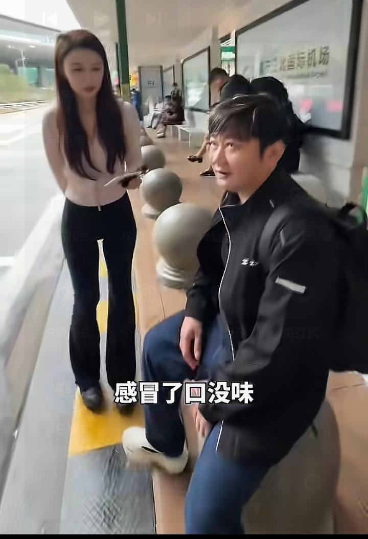张雪前边儿才跟美女跟班说等一下吃面估计吃不下，下一秒就直接干完了一大碗面，看来，