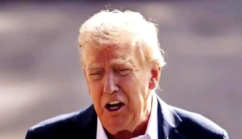 真离谱啊。
前阵子刚对着人家加关税，转头就催人家赶紧买自家大豆。
当着一屋子客人