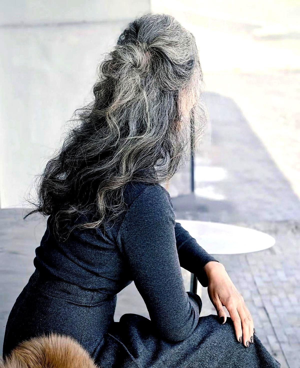 母亲想剪短发那天，我慌了。
 

不是怕发型，是怕她认老。
 

短发在她那代人