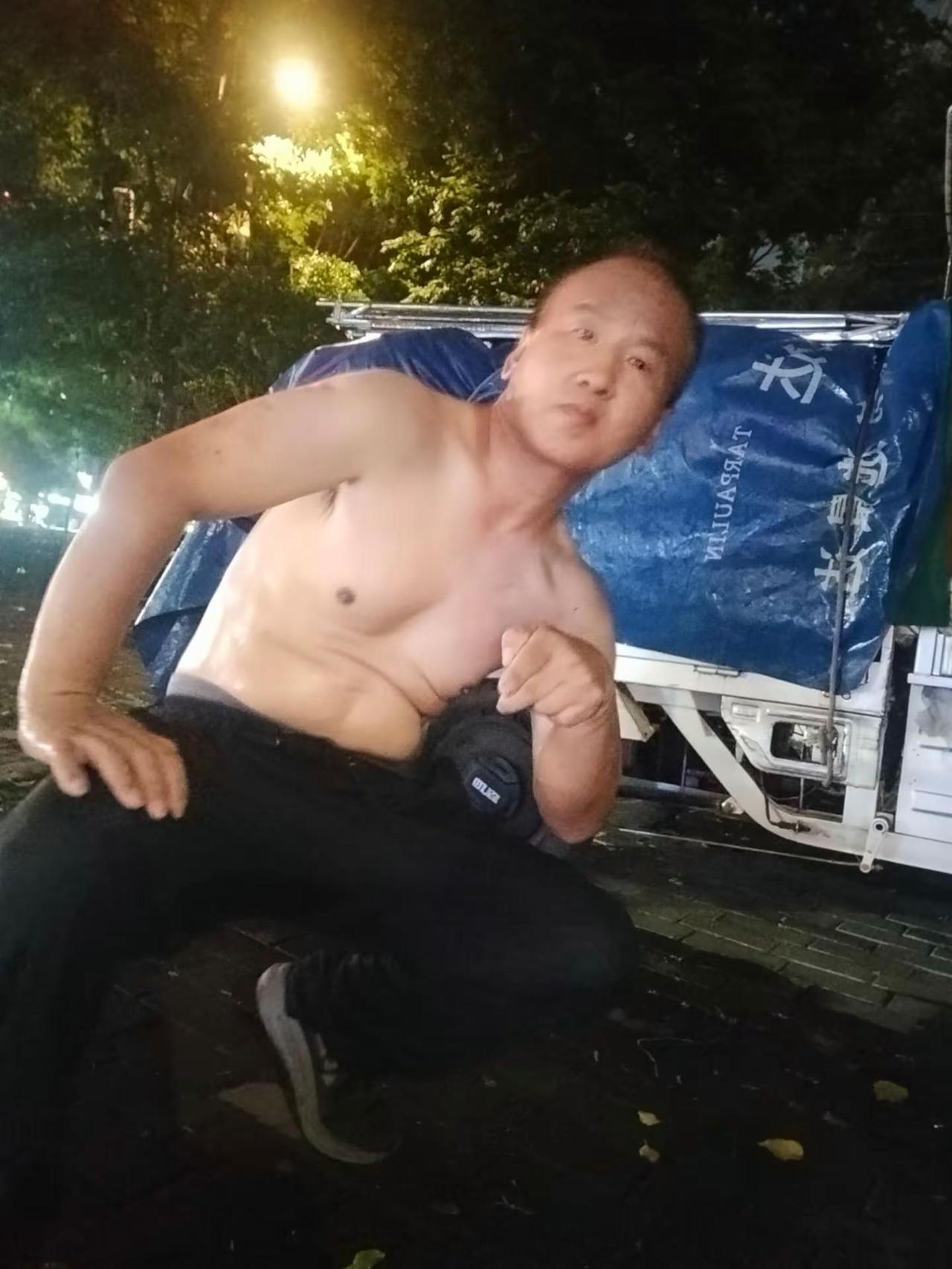 预报中雨加大风，浑身浇透，货一点没湿，装备到位啥都不怕！别人躲雨我守摊，淋成落汤