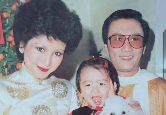 当年，谢贤为了追求狄波拉，可谓是锲而不舍。“今天有空一起吃饭吗？没有。明天有没有