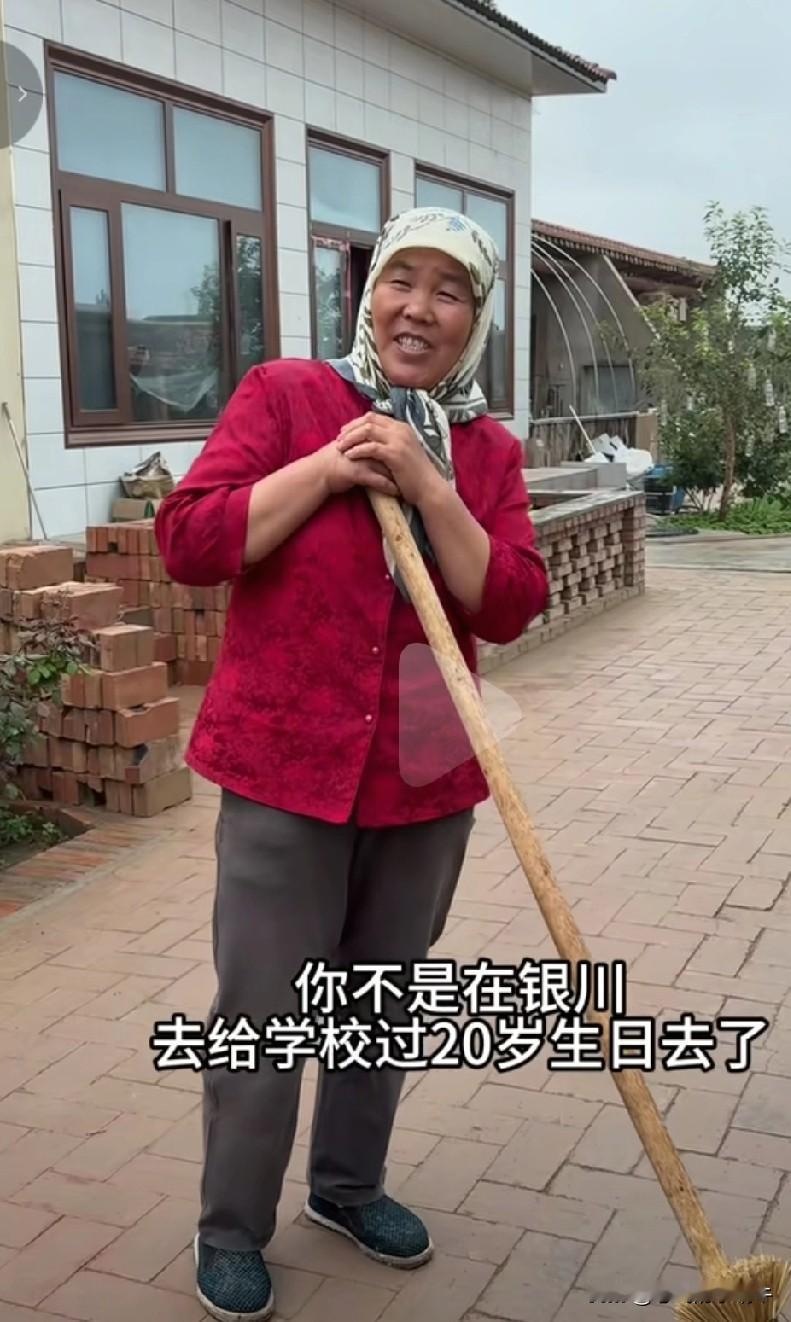 校庆啥的真是学业有成的人才能参加的活动，太理解了，对于让女孩子读书这件事，穆萨爸
