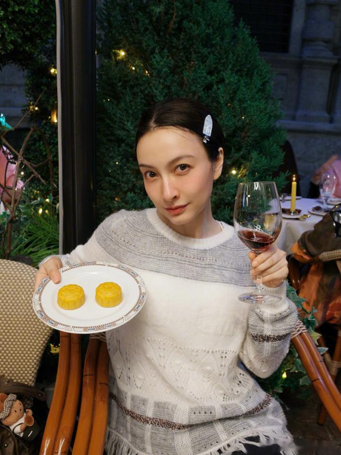 吴昕中秋月饼配辣酱 吴昕中秋月饼配辣酱的吃法我也是第一次见的感觉，真的是有点新奇