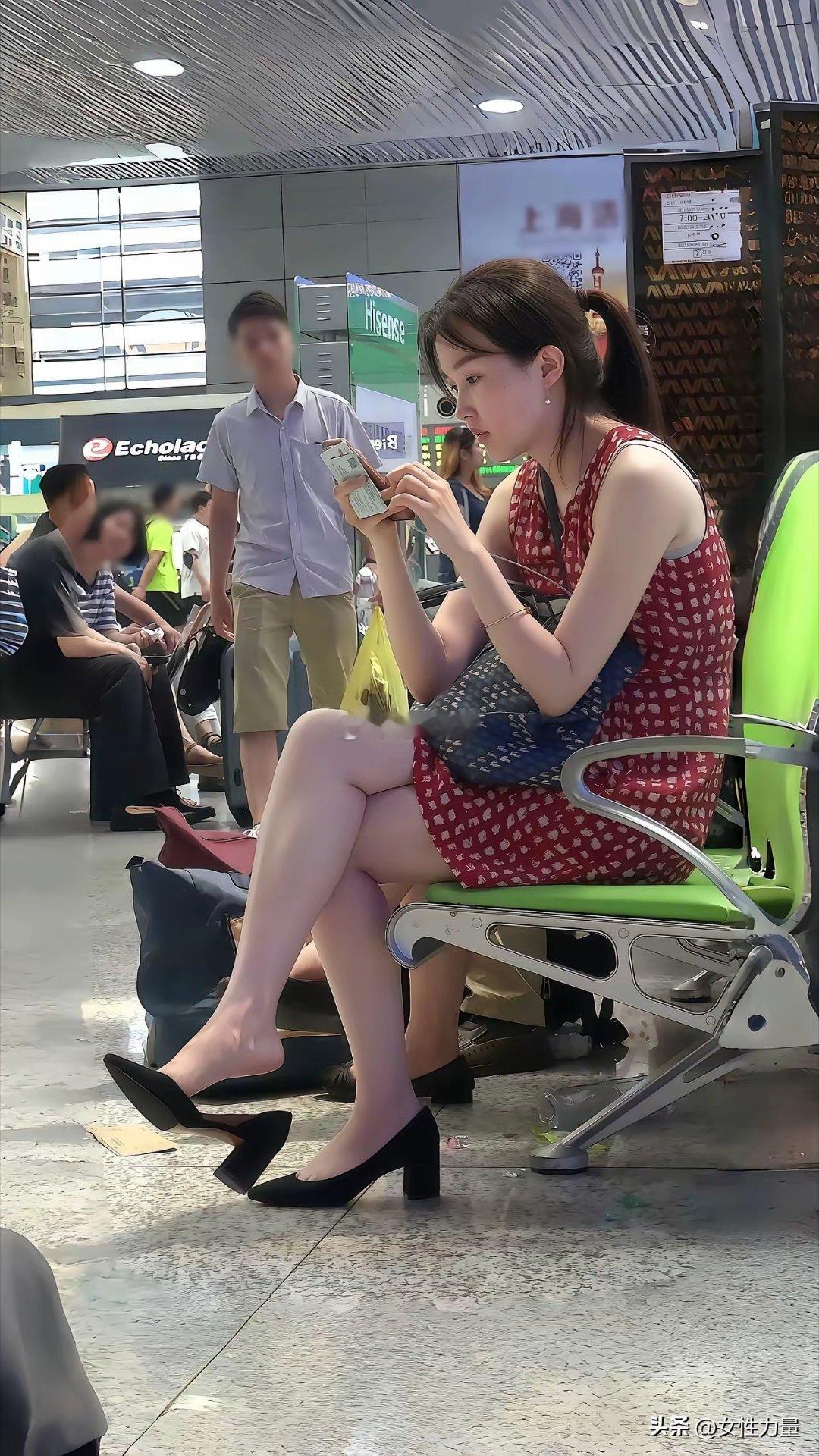 这么高的颜值，却含胸驼背，气质瞬间拉低 