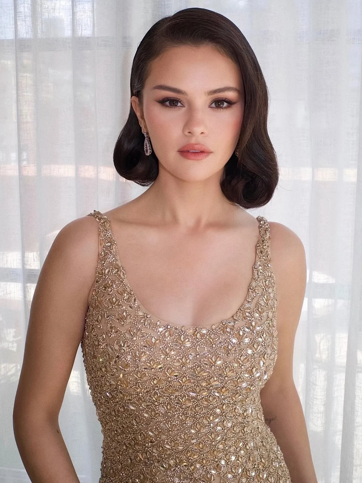 Selena Gomez 3日在社交网络展示出席霉霉婚礼的两套礼服 