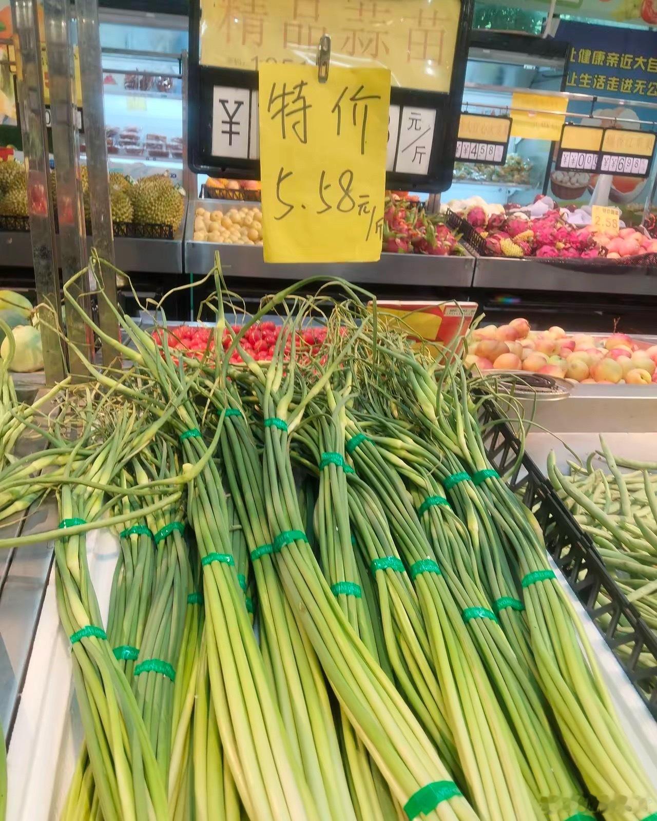 这两天看到河南的友友们说蒜苔倒掉都没人要，辛辛苦苦种出来，却没人收。刚刚去超市买