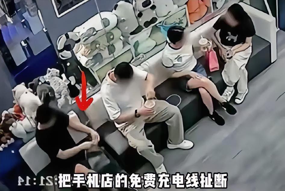 这一次我要为哈尔滨当地的媒体点赞，因为他们不护短，直接把毁坏别人充电线的男子不打