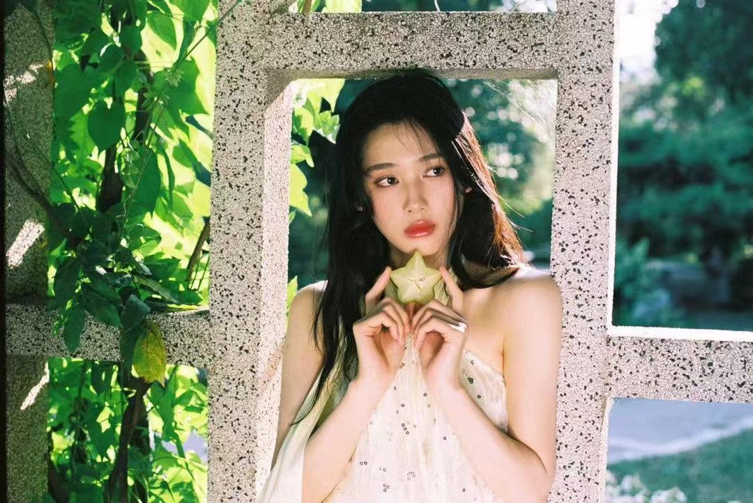 鹤秋可妹可姐鹤秋是姐姐也是妹妹 英气起来是让人不敢靠近的酷girl，明媚起来又是