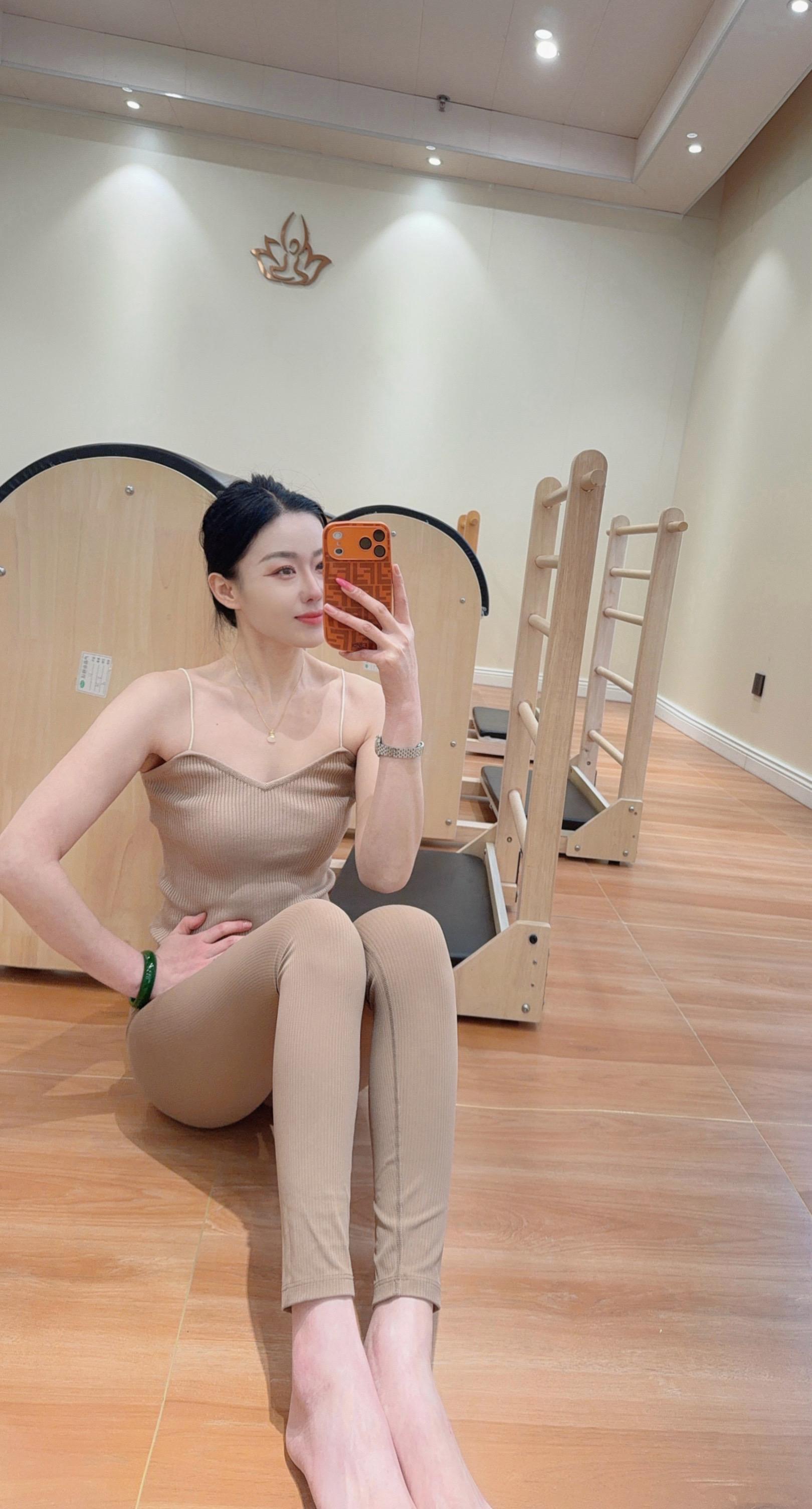 昂扬优雅的气质，紧致的肌肤，平坦的腹部，饱满的臀部，挺拔单薄的背.每一...