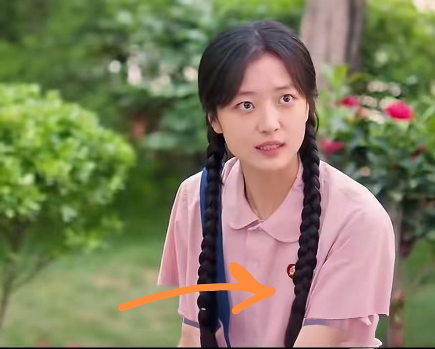 追剧《纯真年代的爱情》  剧中的许多角色都佩戴着主席像章，而故事描述的是1975