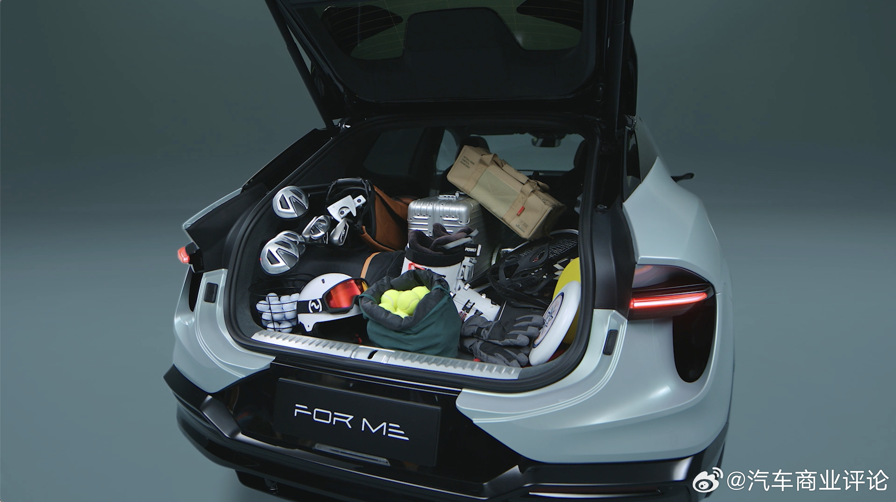 莲花跑车 ﻿ 3月29日，莲花FOR ME正式上市，新车推出两款车型，售价分别为