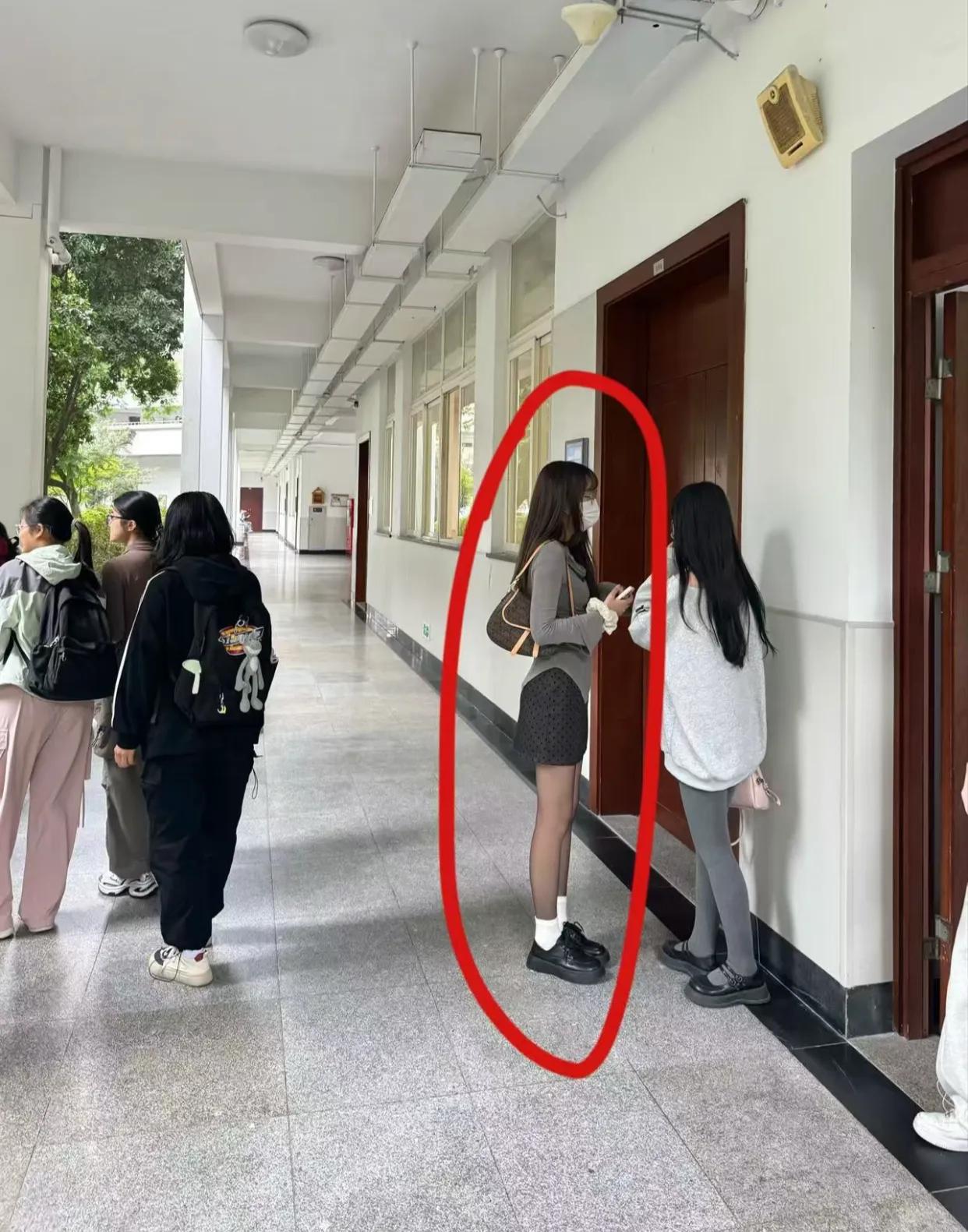 那些喜欢穿黑丝的，不会穿就别穿了.……

放学途中偶遇镜头捕捉，却被友人点评为搭