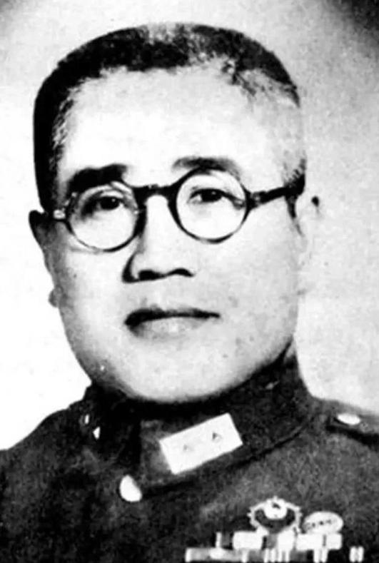 1948年10月，廖耀湘让宪兵枪毙作战不力的师长戴海容。戴海容看到宪兵后，命令卫