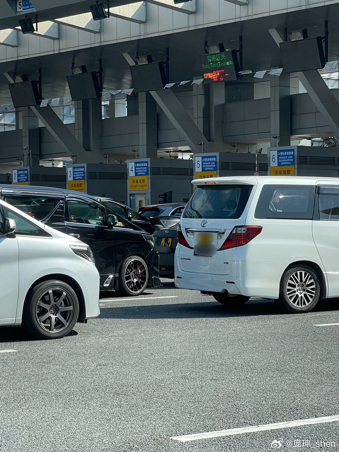 一群埃尔法中藏着一辆大尾翼[喵喵] ​​​