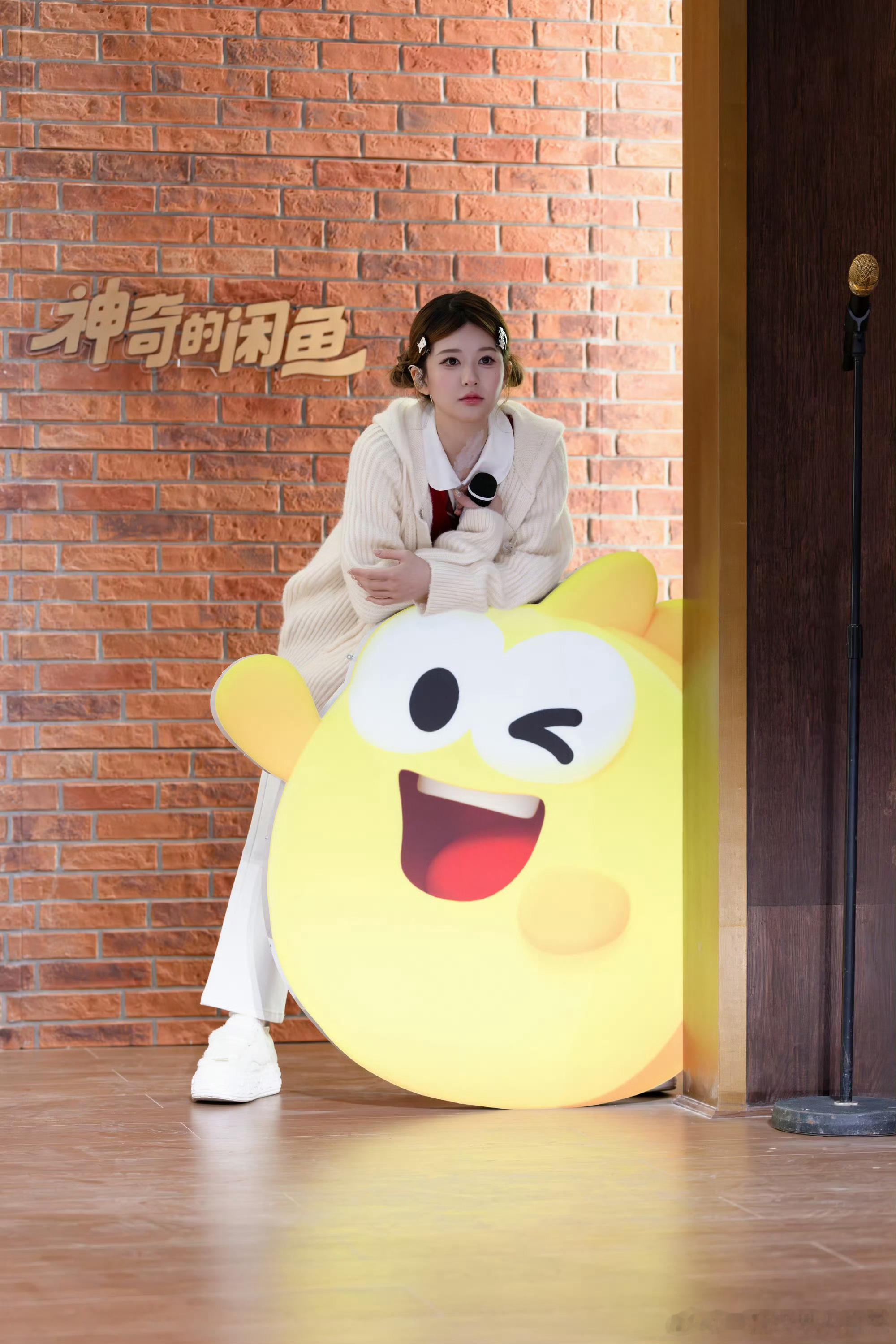 赵露思 /赵露思 /赵露思茉寻全球品牌代言人﻿ ﻿ 把玫瑰藏于盛夏 把海棠藏于深