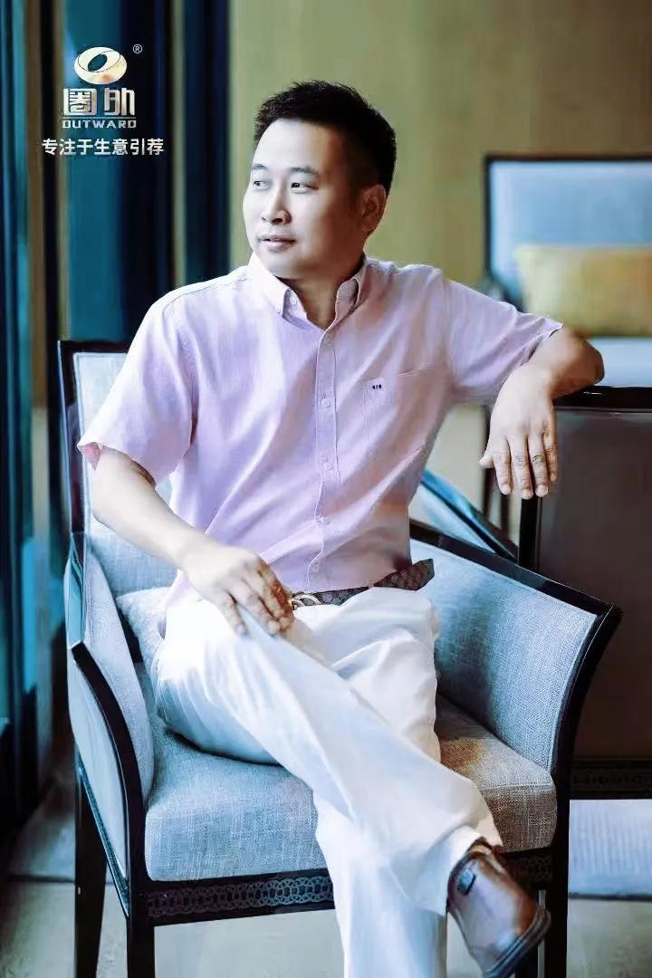 《周金朋-——马拉松跑者+公益捐助发起
人+网红汽修店老板》
     周日上午