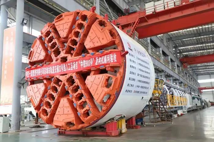 济南造的盾构机，已经用于深圳地铁22号线建设了。


济南原本是不能造盾构机的，