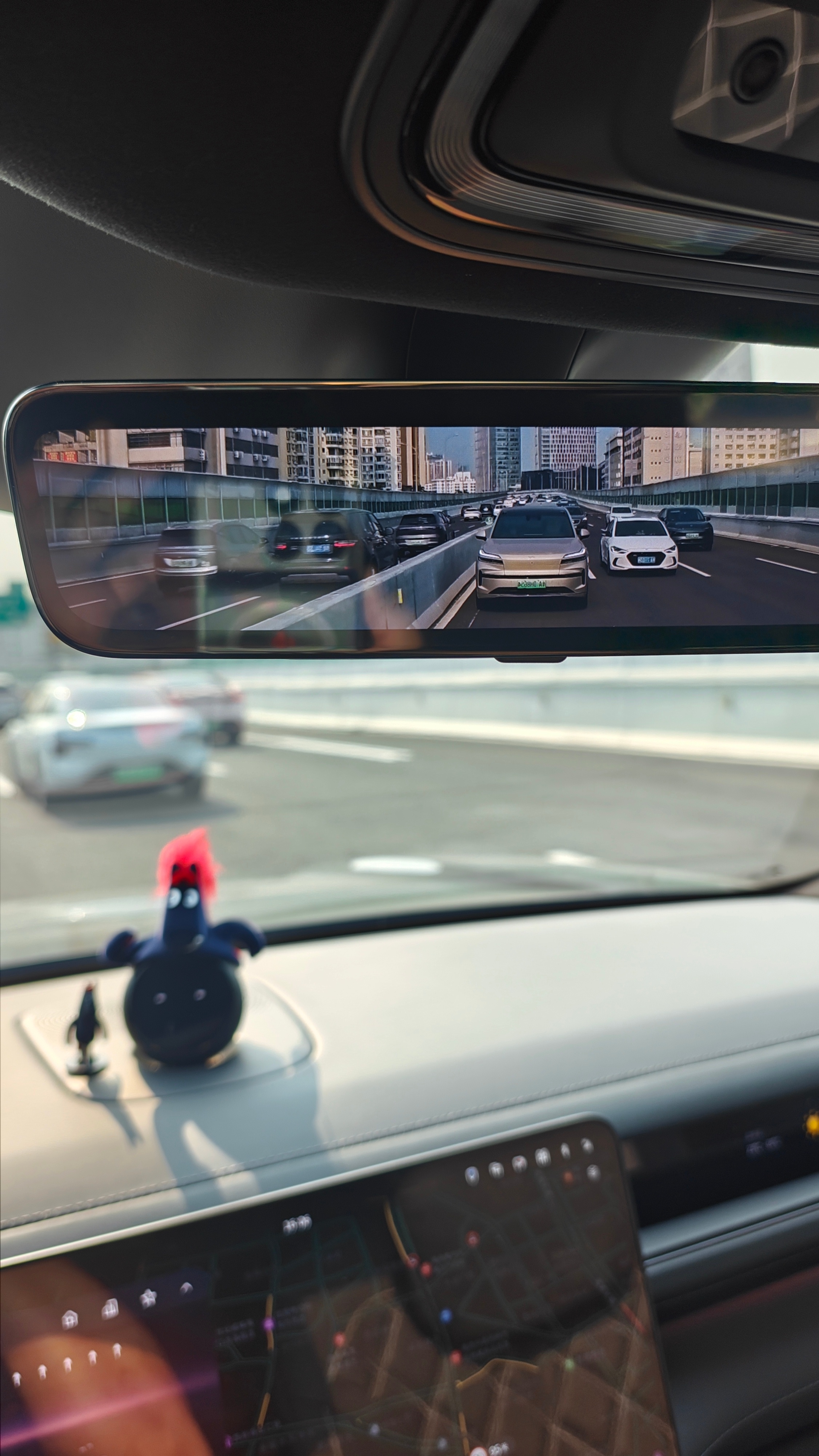 你们看看图一，我看着后视镜里的金色L90，感慨良多，去年是它带着我一家4000公