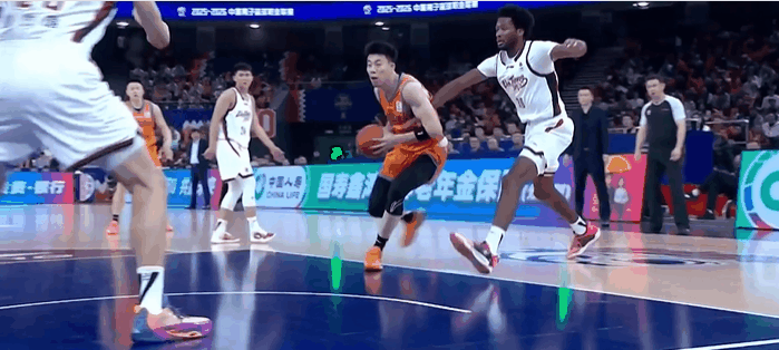 张公子狠起来连自己人都打！在今天CBA常规赛上海对阵浙江的第二节比赛中，张镇麟自