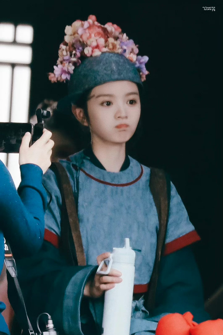 这拿的哪里是水杯 分明是奶瓶 