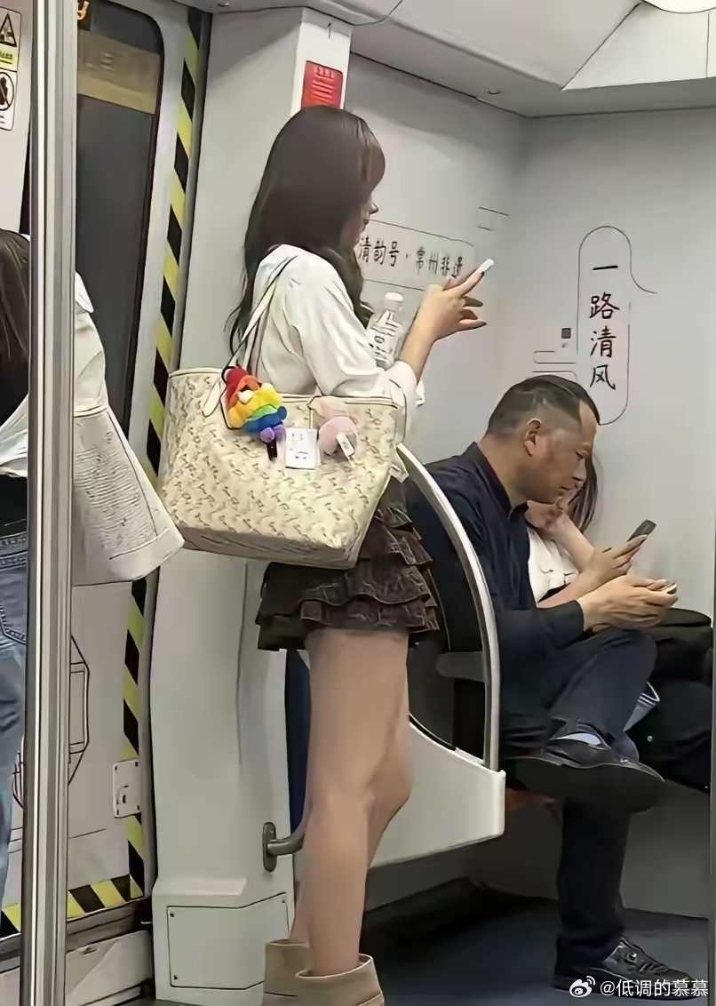 我一直非常好奇，女生一出门就带个包，到底装的是什么，累不累。 