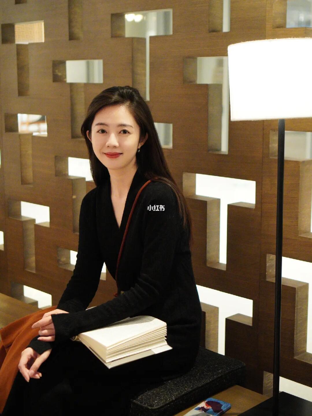 人心弯弯曲曲水，世事重重叠叠山。