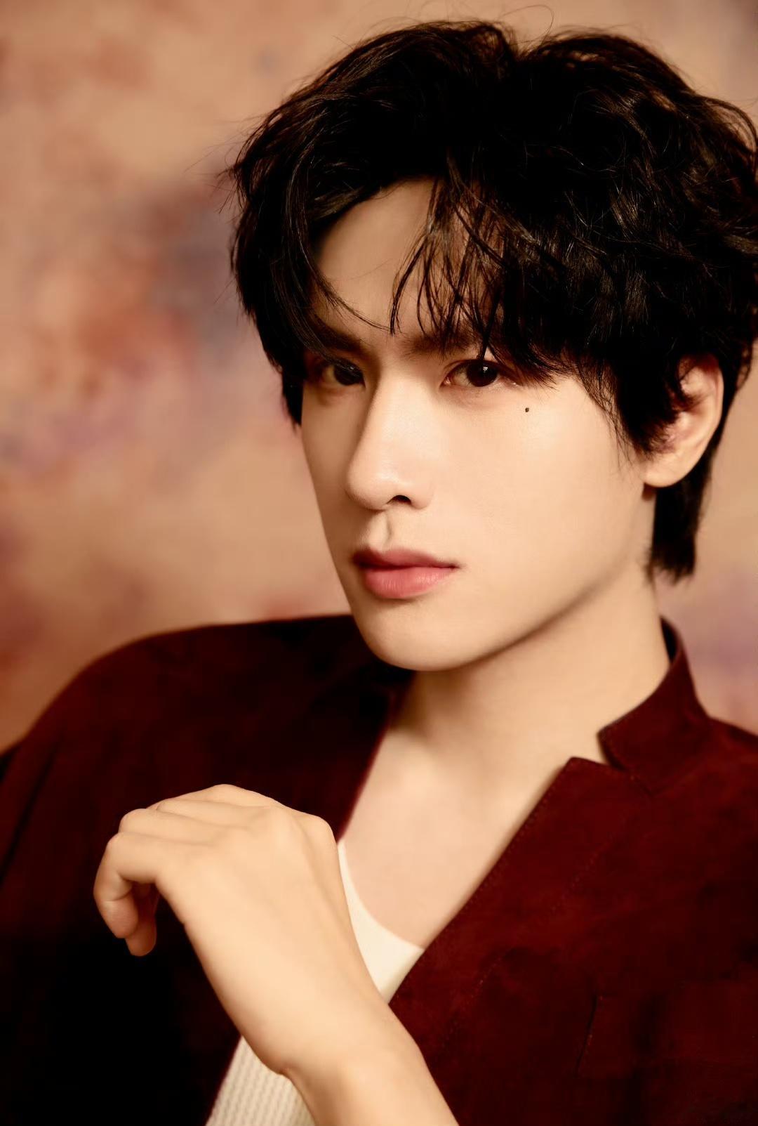 娱乐[超话]展轩秋日plog展轩自在出发展轩自在出发，侧颜这一块 ​​​