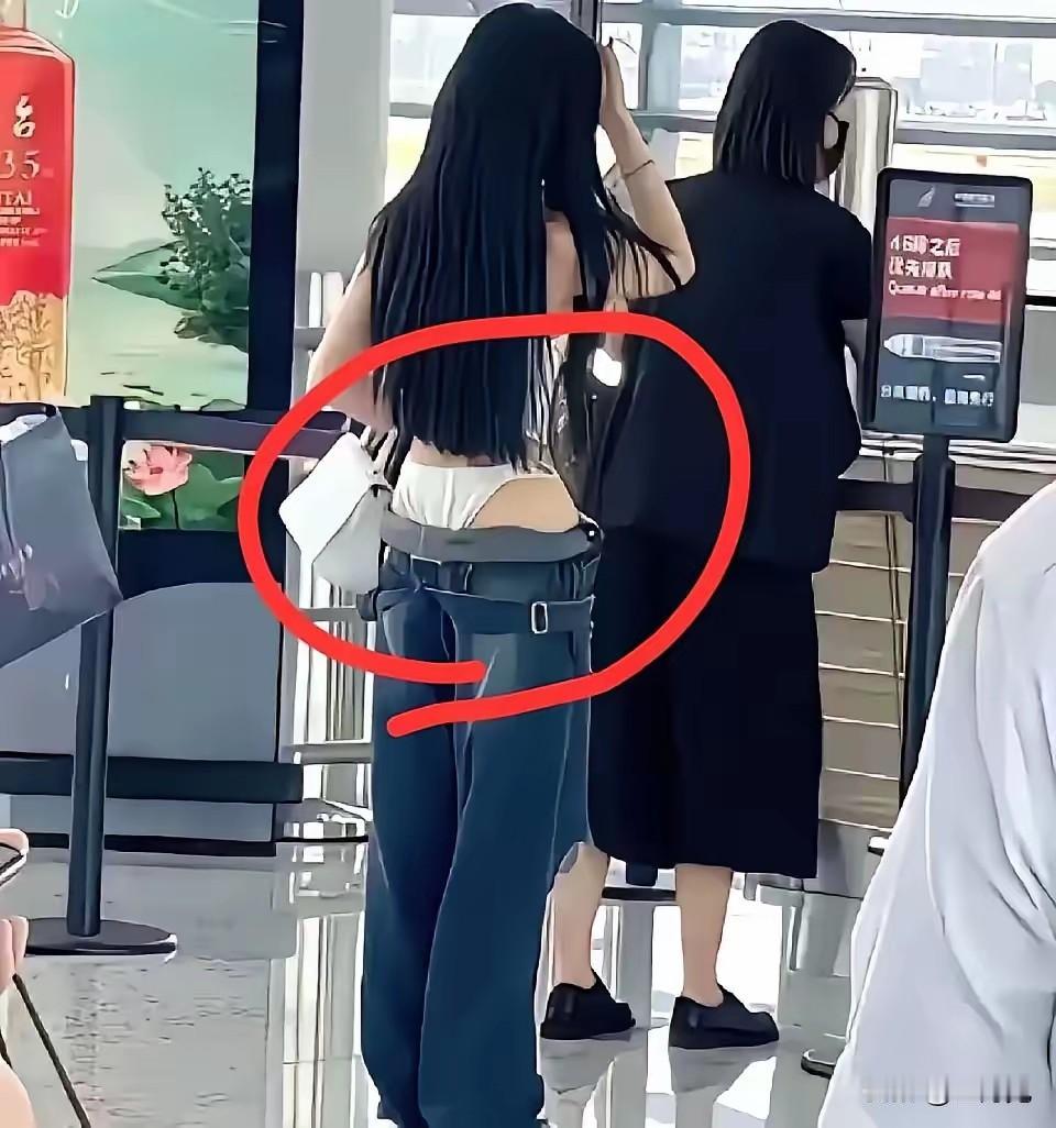 这样的穿搭，很让人浮想联翩。不要说什么时代潮流，不要说是追求时尚。如果不信，你让