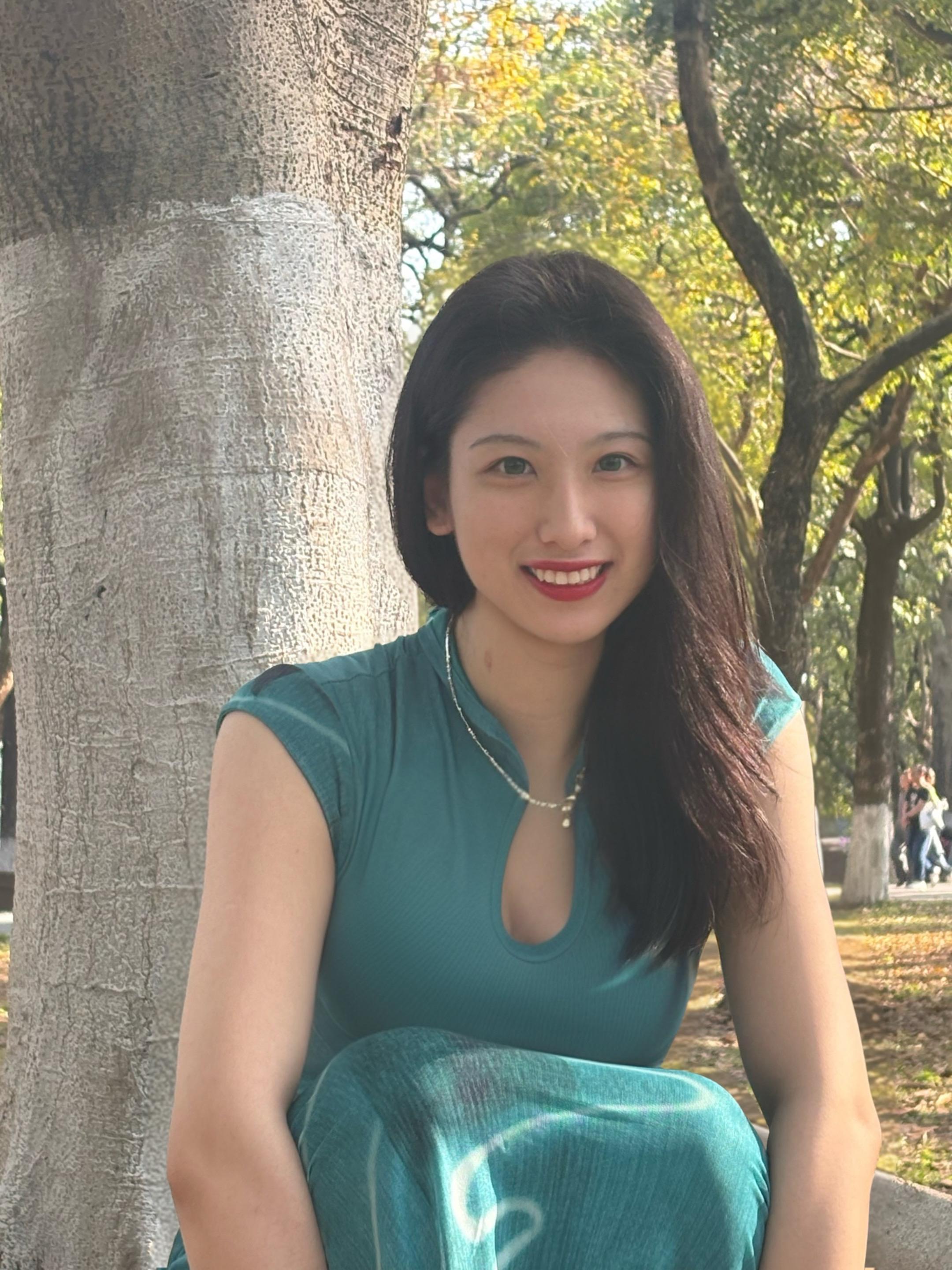春日游，杏花吹满头。