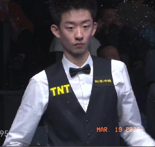 吴宜泽今天不赢没天理！
第3局，囧哥开局强攻，打咖啡球不进，撞散球堆漏机会。
吴