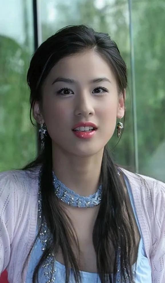 黄圣依，一个非常出色的演员，在她的事业中取得了许多成就。她的演技和外貌都令人印象