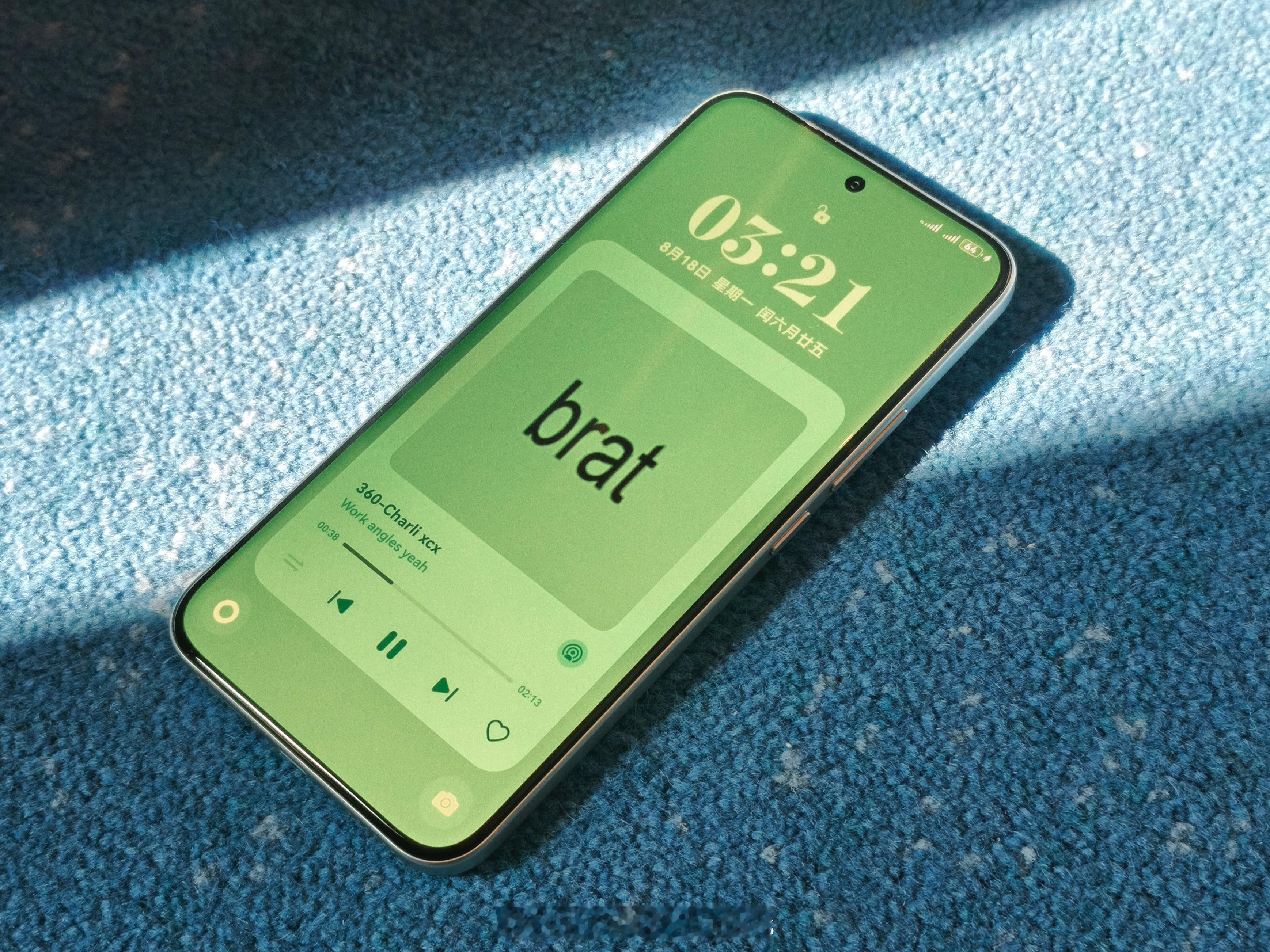 如果不看系统UI，你能分辨出图里的手机哪台是REDMI Note 15 Pro+