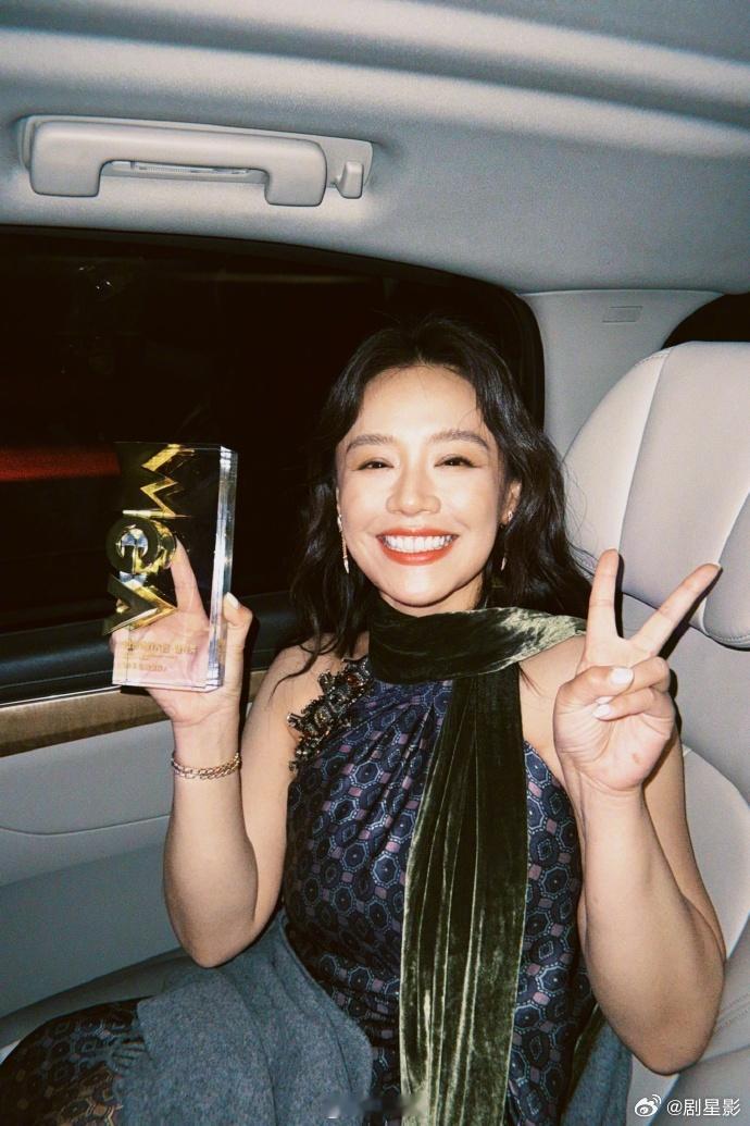 马思纯好开心的下班照 马思纯好开心的下班照📸，真的是和我们本人下班的心情一样的