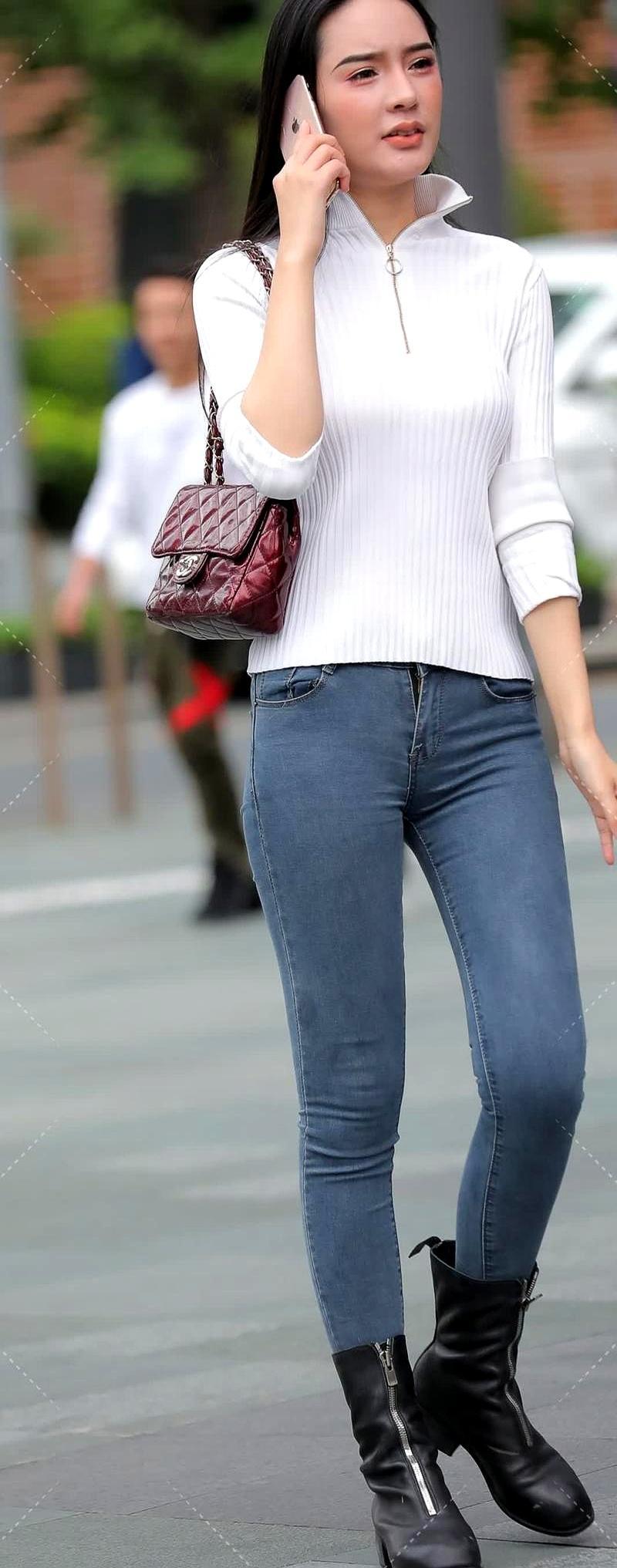 白色针织衫搭红色菱格纹
堪称时髦精的穿搭密码
竖坑条白针织衫
藏肉效果一流
搭配