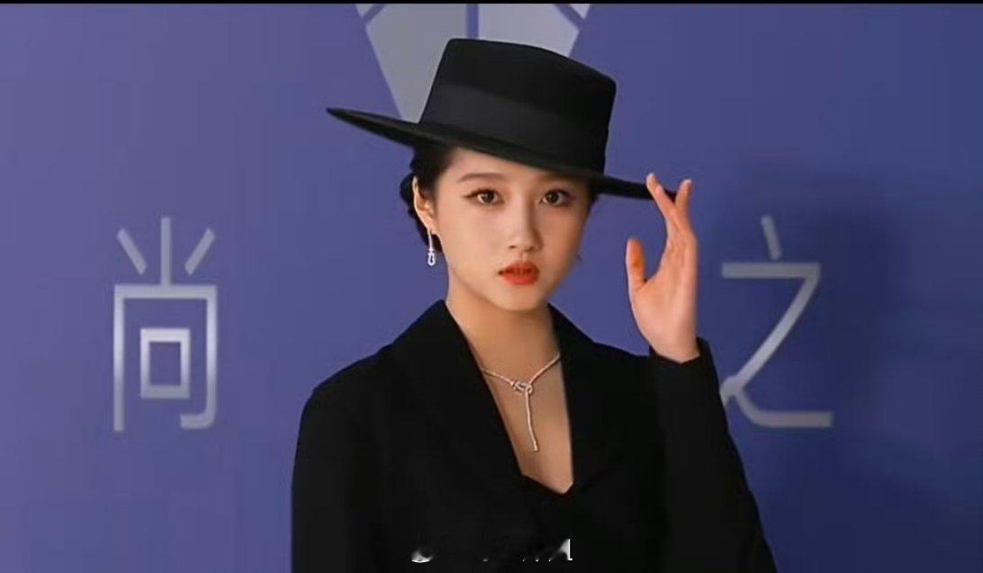 一起来看看关晓彤、何与、刘宇的同活动红毯生图，都消化不了黑色系的服装，谁的状态算