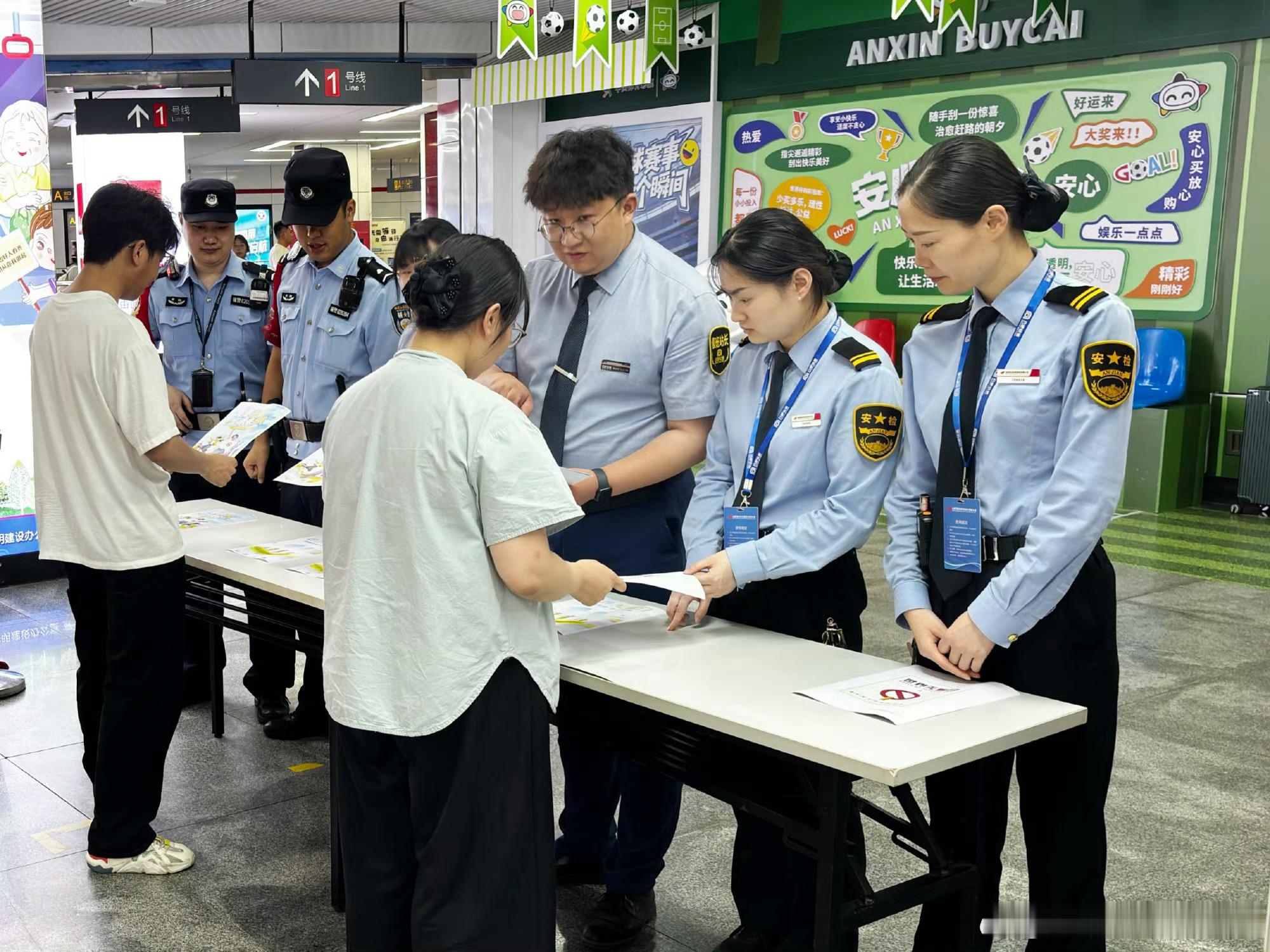 【控烟宣传走进合肥大东门站 】近日，安徽合肥，大东门站开展控烟主题宣传活动，工作
